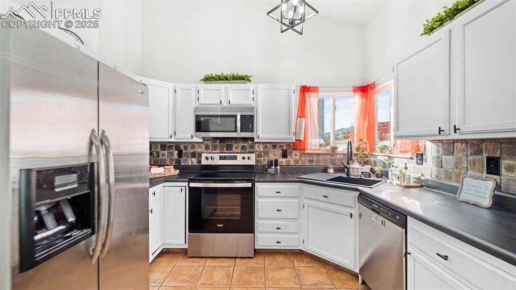 Image 14 of 41: Kitchen