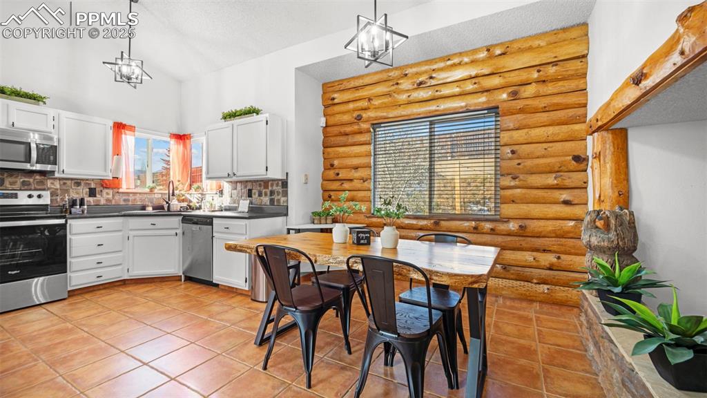 Image 16 of 41: Kitchen