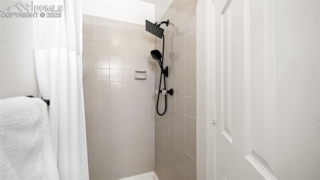 Image 25 of 41: Bathroom