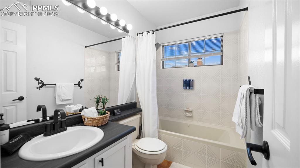 Image 27 of 41: Bathroom