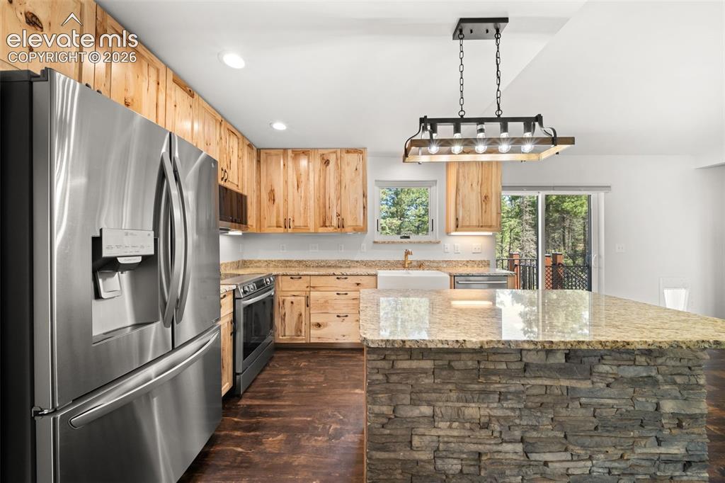 Image 10 of 49: Kitchen