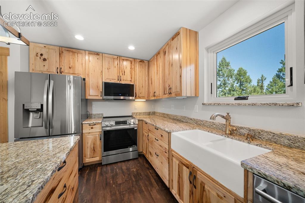 Image 14 of 49: Kitchen