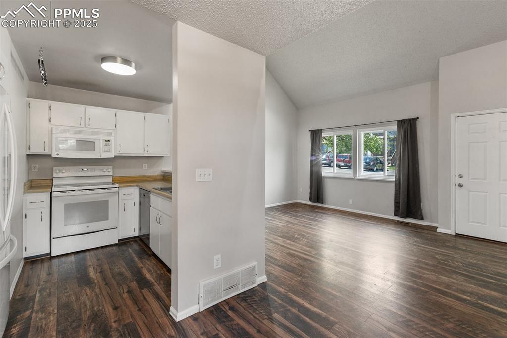 Image 13 of 26: Kitchen