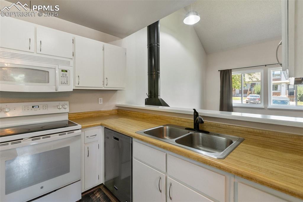 Image 17 of 26: Kitchen