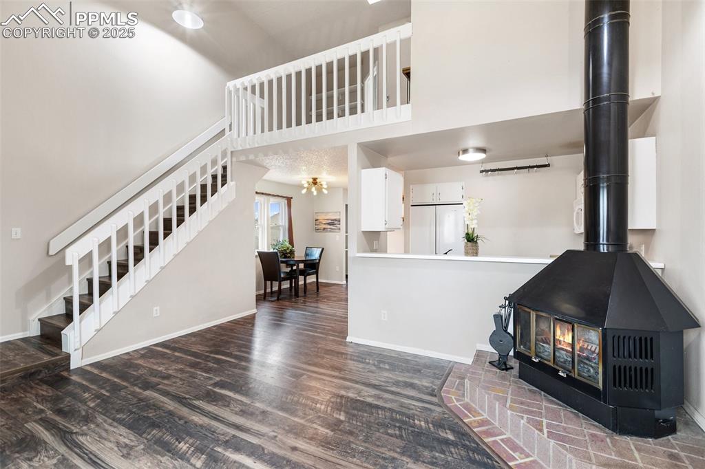 Image 2 of 26: Living Room