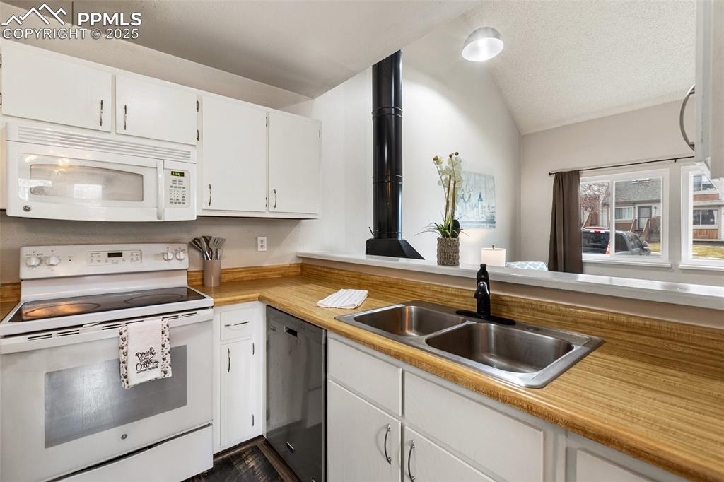 Image 5 of 26: Kitchen