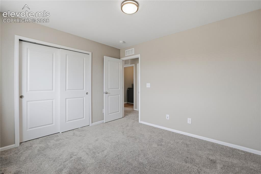 Image 19 of 25: Bedroom