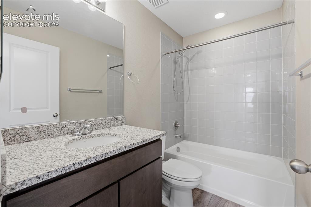 Image 20 of 25: Bathroom