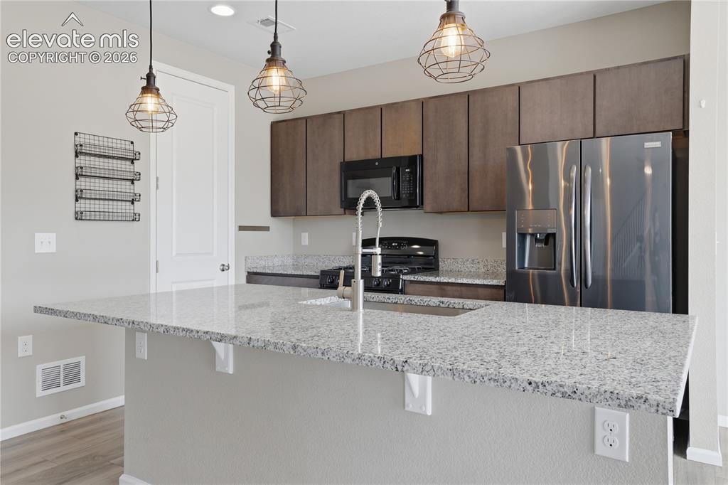 Image 4 of 25: Kitchen