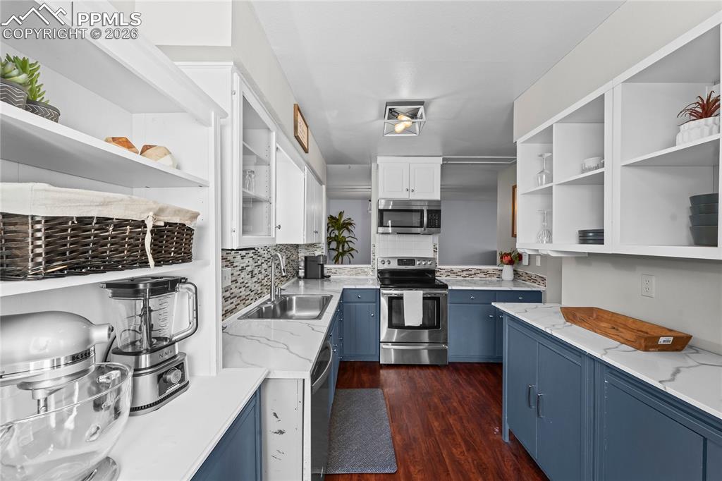 Image 17 of 38: Kitchen