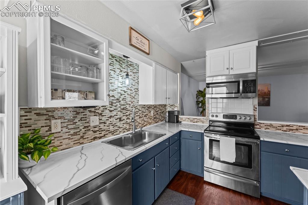 Image 18 of 38: Kitchen