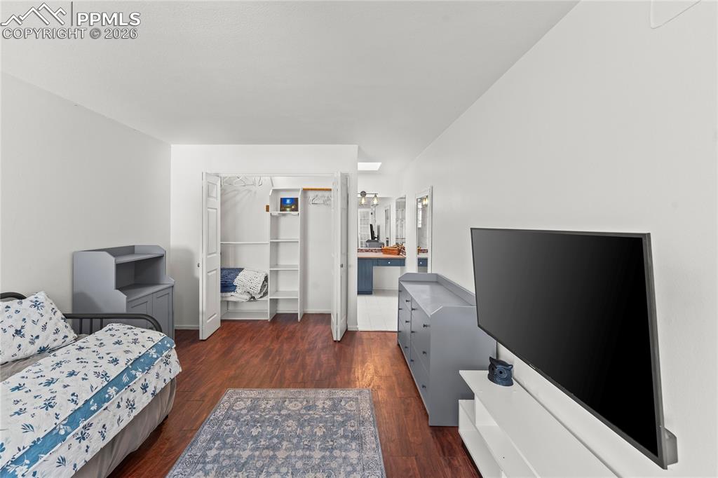 Image 27 of 38: Bedroom