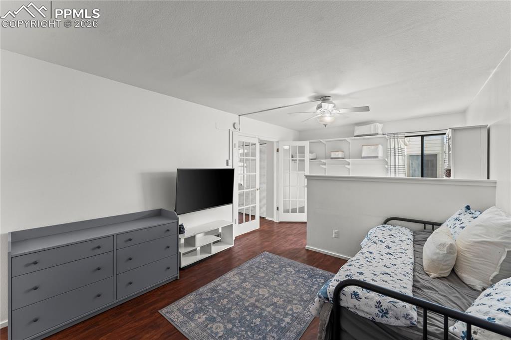 Image 28 of 38: Living Room