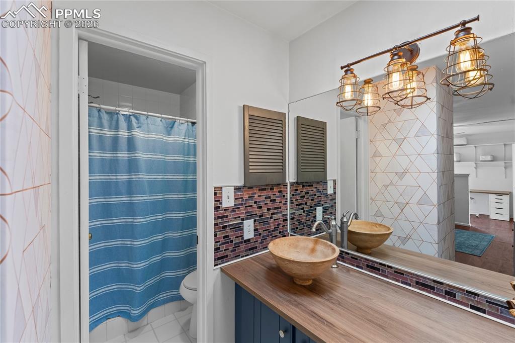 Image 29 of 38: Bathroom