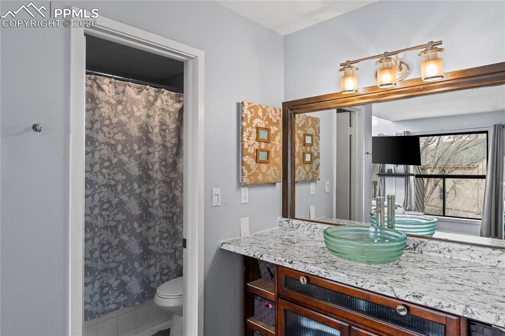 Image 33 of 38: Bathroom