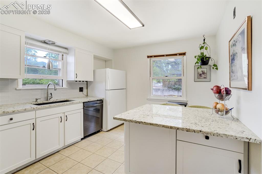 Image 10 of 50: Kitchen