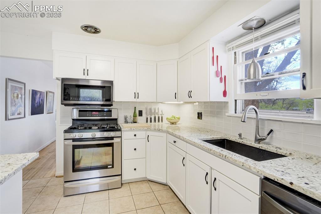 Image 12 of 50: Kitchen