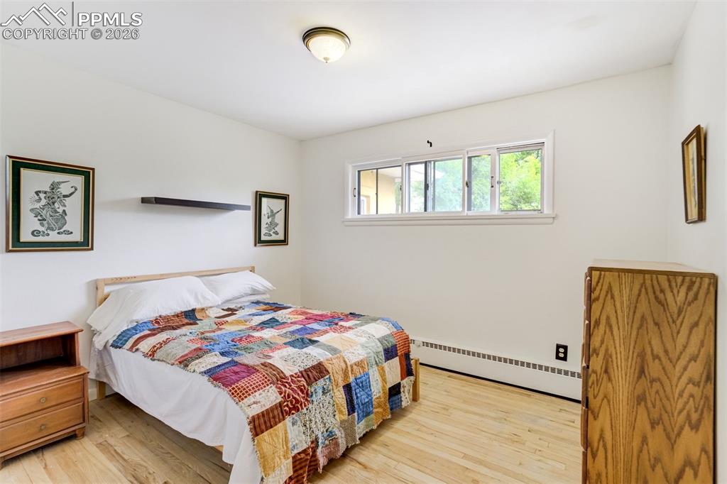 Image 18 of 50: Bedroom