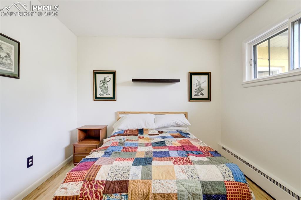 Image 19 of 50: Bedroom