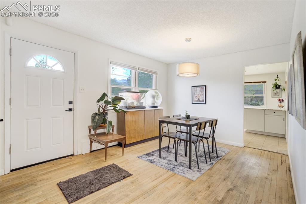 Image 8 of 50: Dining Area