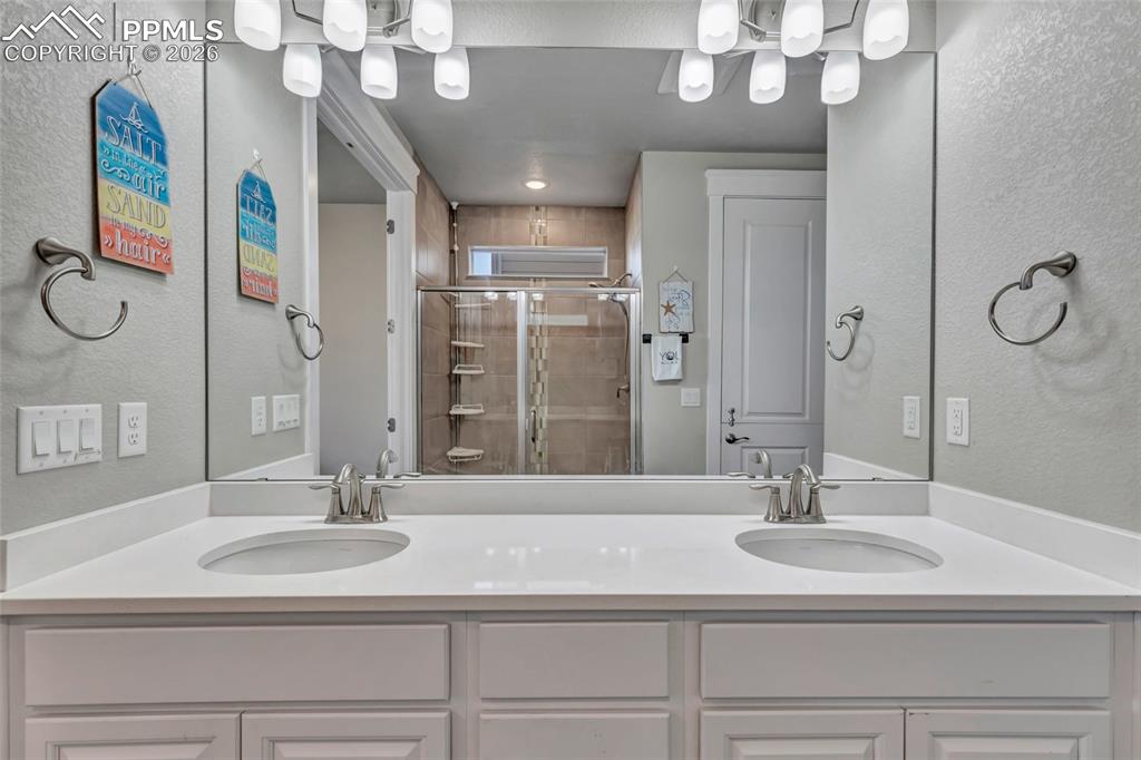 Image 16 of 39: Bathroom