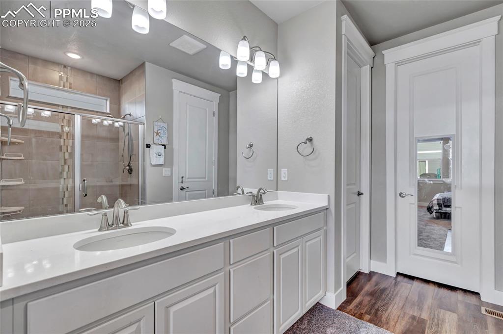 Image 23 of 39: Bathroom