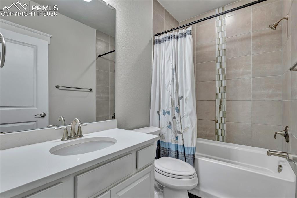 Image 27 of 39: Bathroom