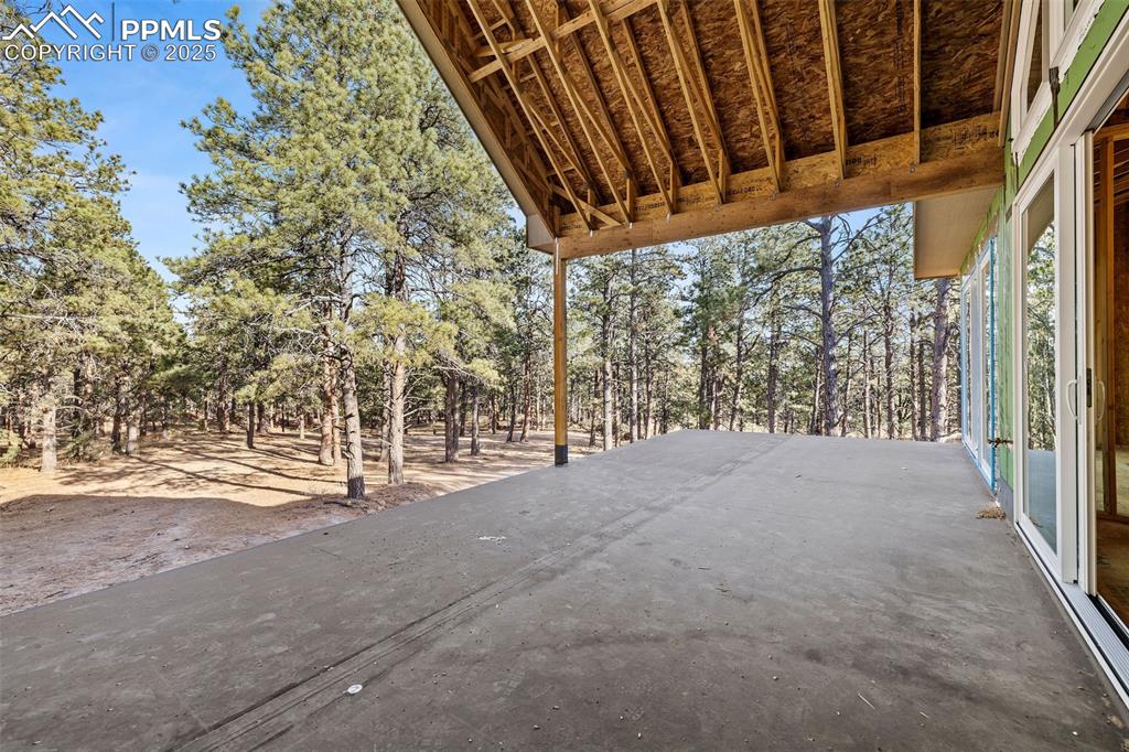 Image 11 of 20: Patio