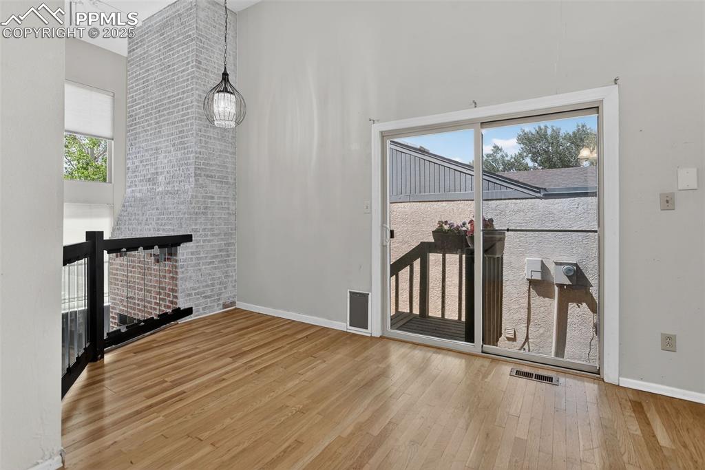 Image 16 of 46: Dining Area