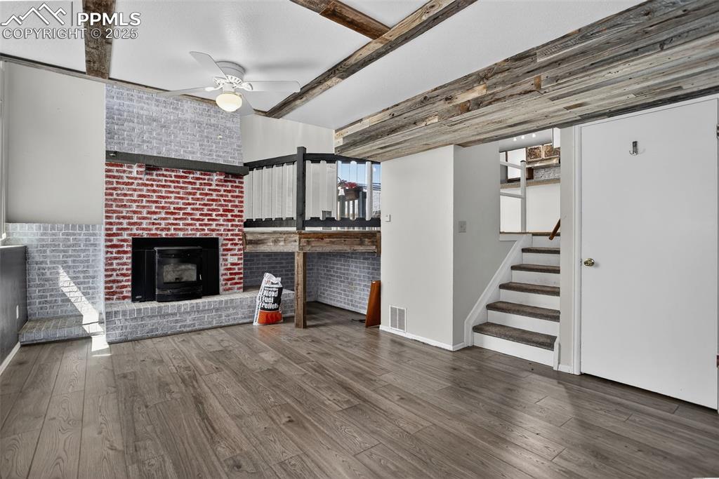 Image 23 of 46: Living Room