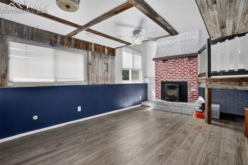 Image 25 of 46: Living Room