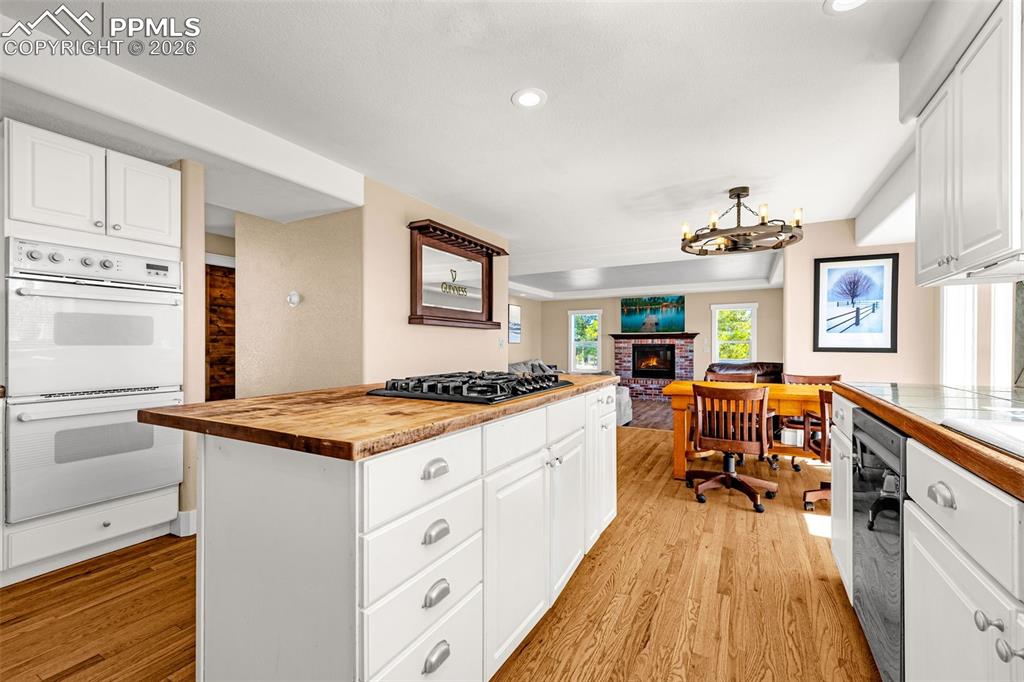 Image 16 of 48: Kitchen