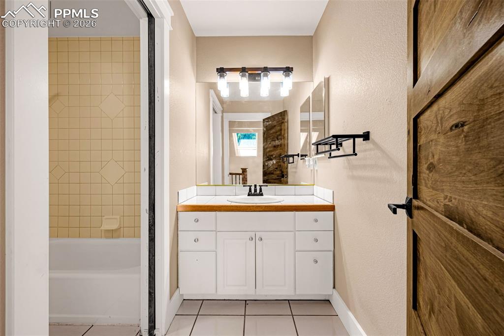 Image 20 of 48: Upper level full bathroom