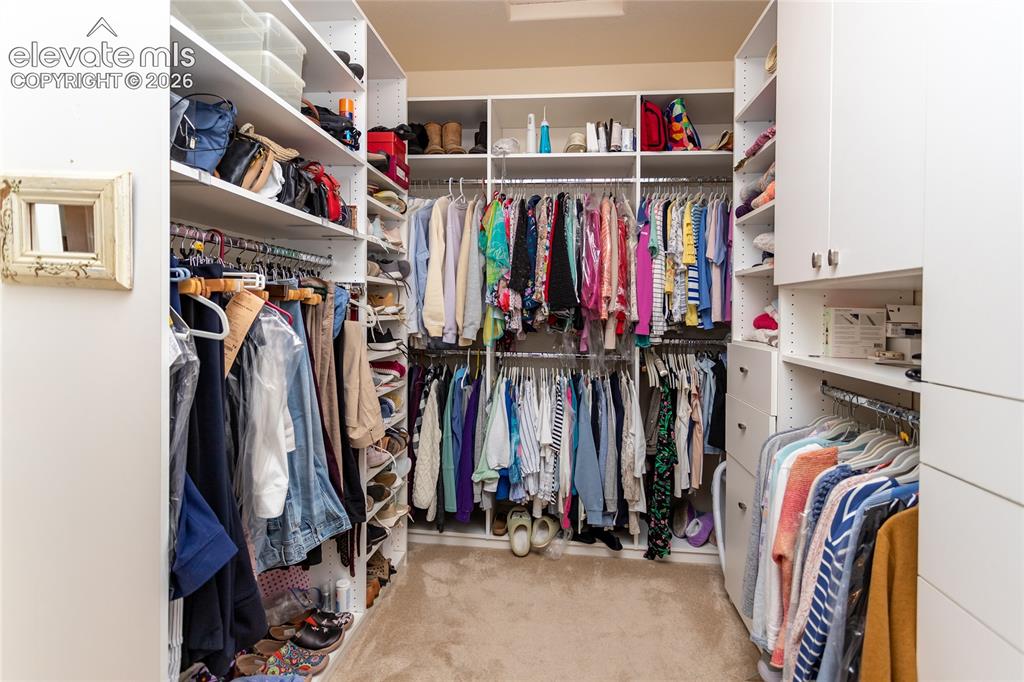 Image 26 of 48: Organize all of your items at your fingertips.