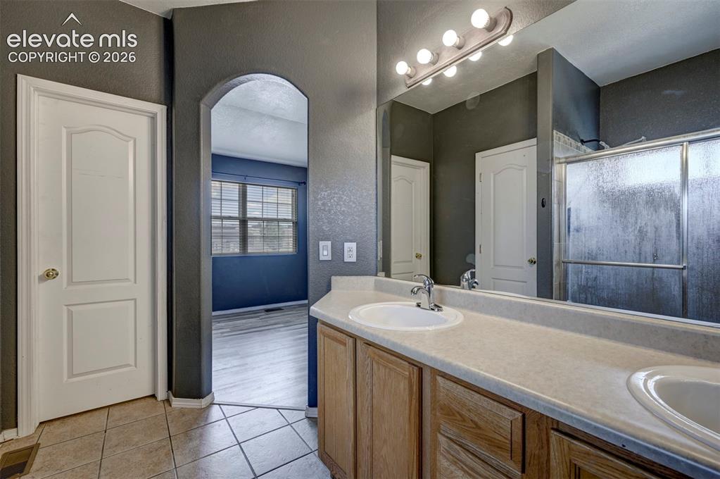 Image 16 of 29: Bathroom
