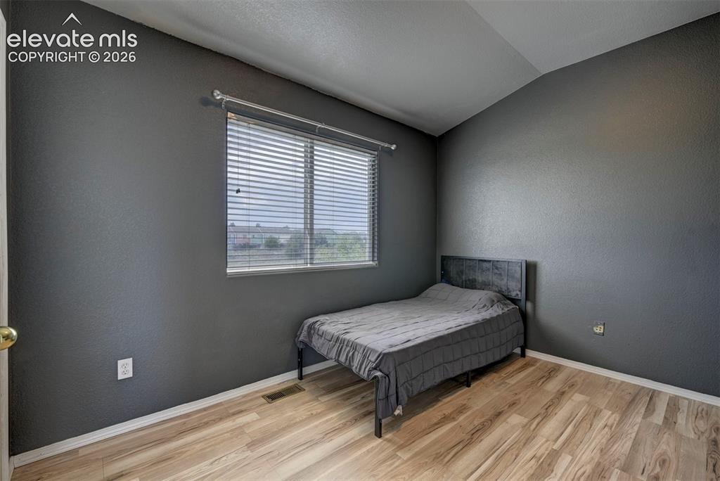 Image 17 of 29: Bedroom