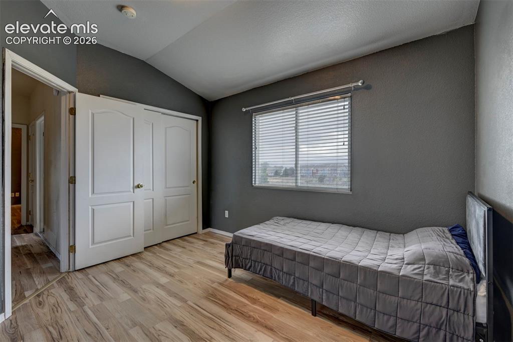 Image 18 of 29: Bedroom