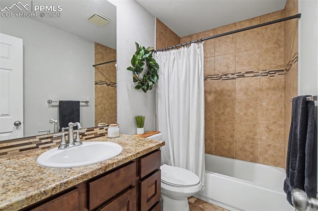 Image 13 of 36: Bathroom