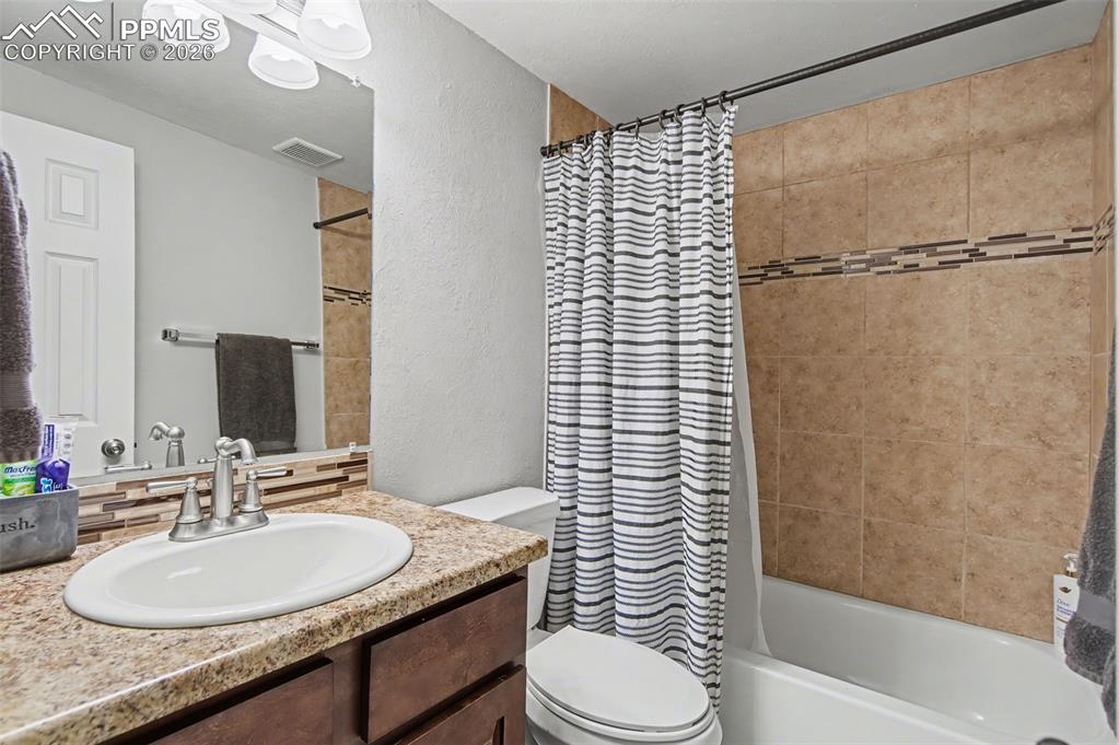 Image 22 of 36: Bathroom