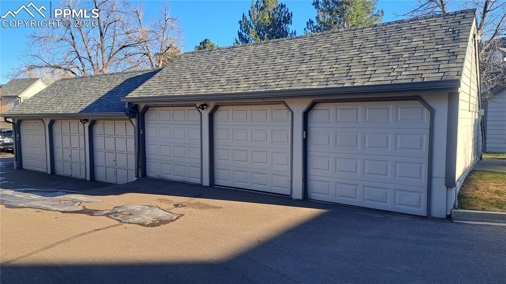 Image 27 of 36: One car garage 