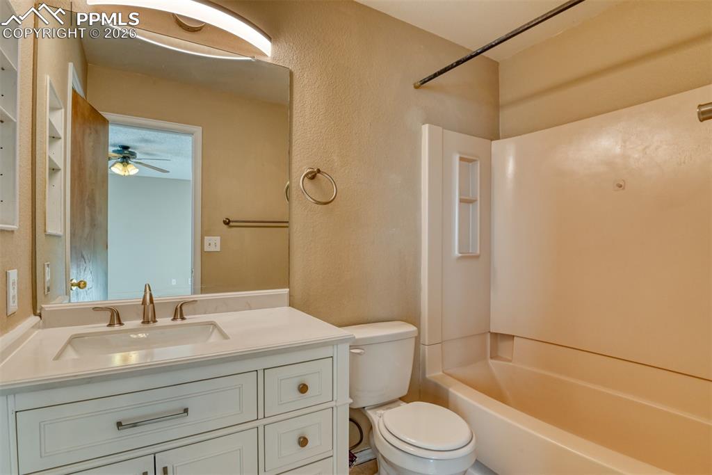 Image 20 of 45: Bathroom