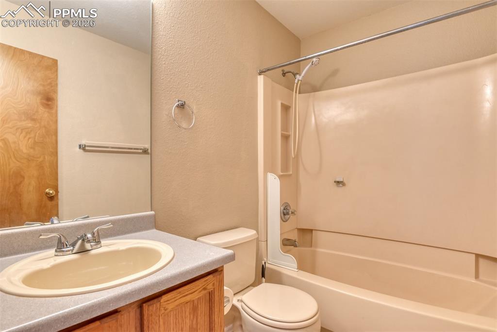 Image 24 of 45: Bathroom