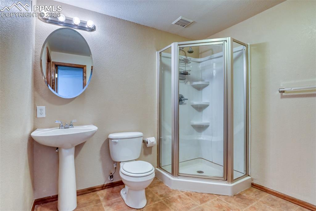 Image 39 of 45: Bathroom