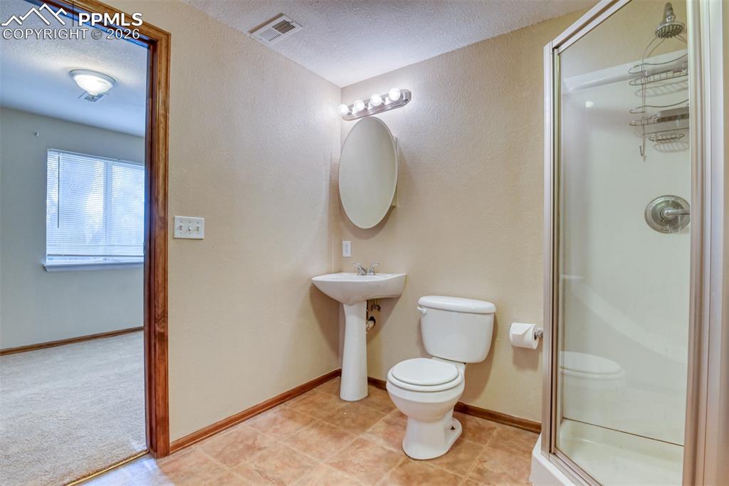 Image 40 of 45: Bathroom