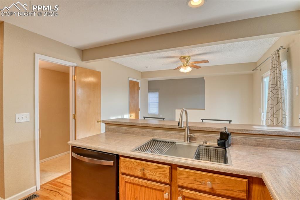 Image 7 of 45: Kitchen