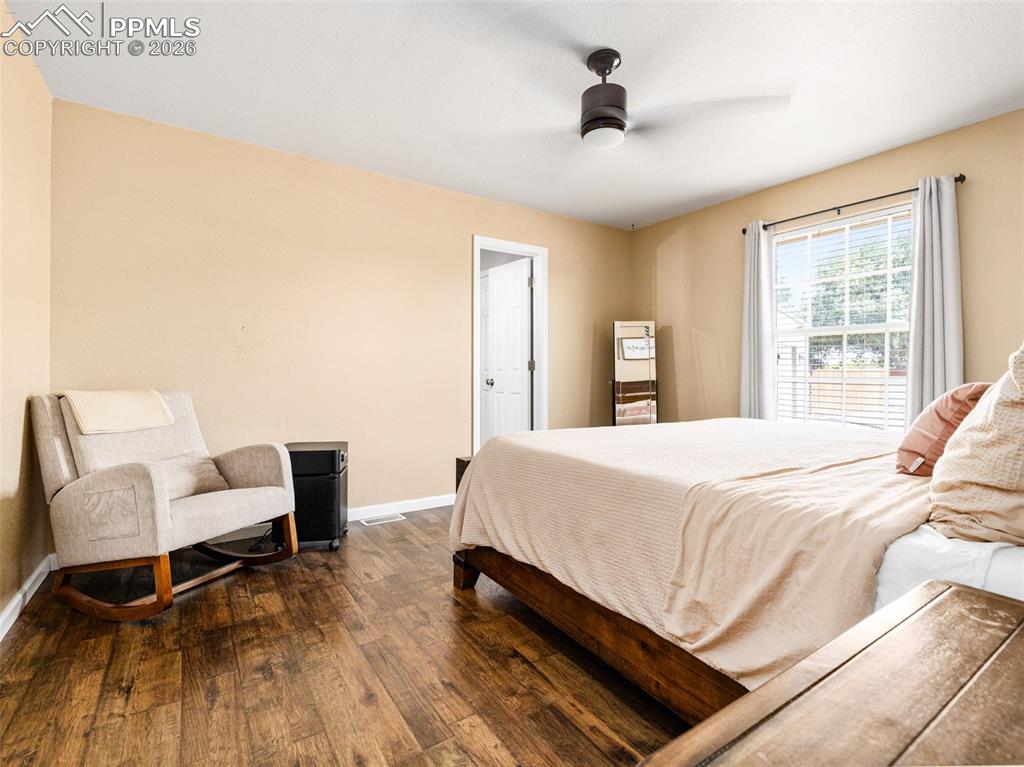 Image 15 of 34: Bedroom