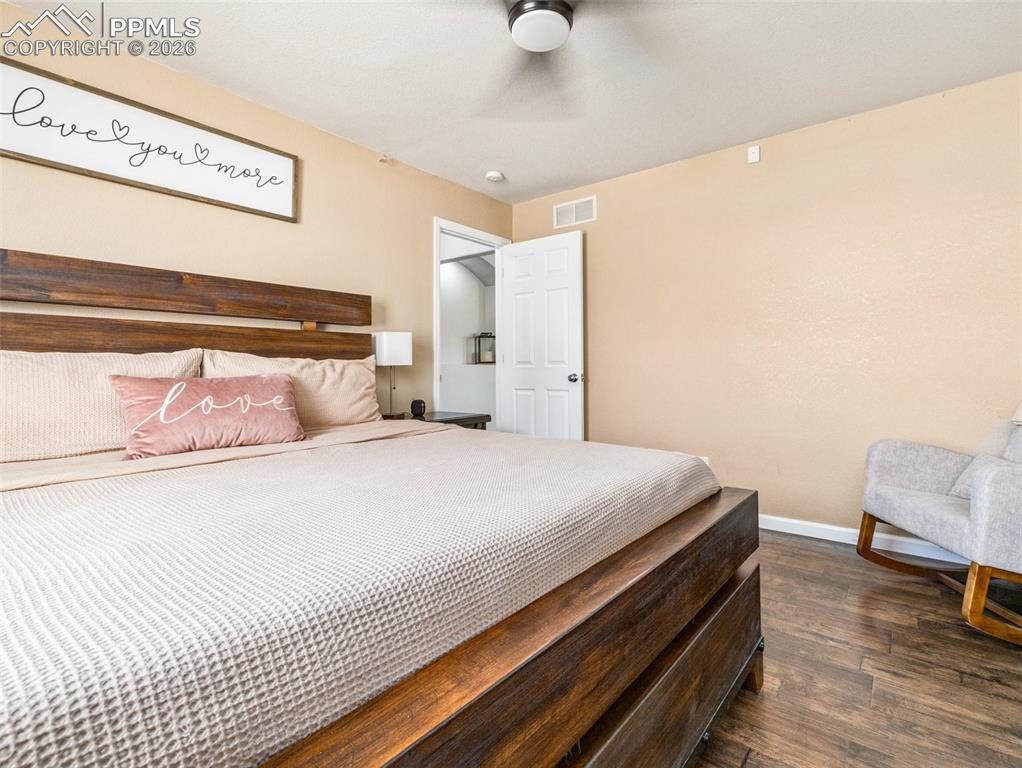 Image 16 of 34: Bedroom