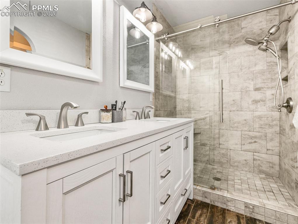 Image 17 of 34: Bathroom