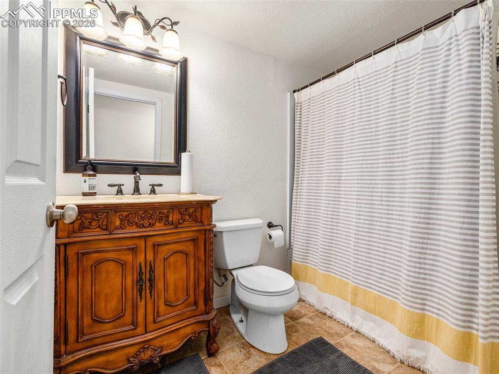 Image 21 of 34: Bathroom