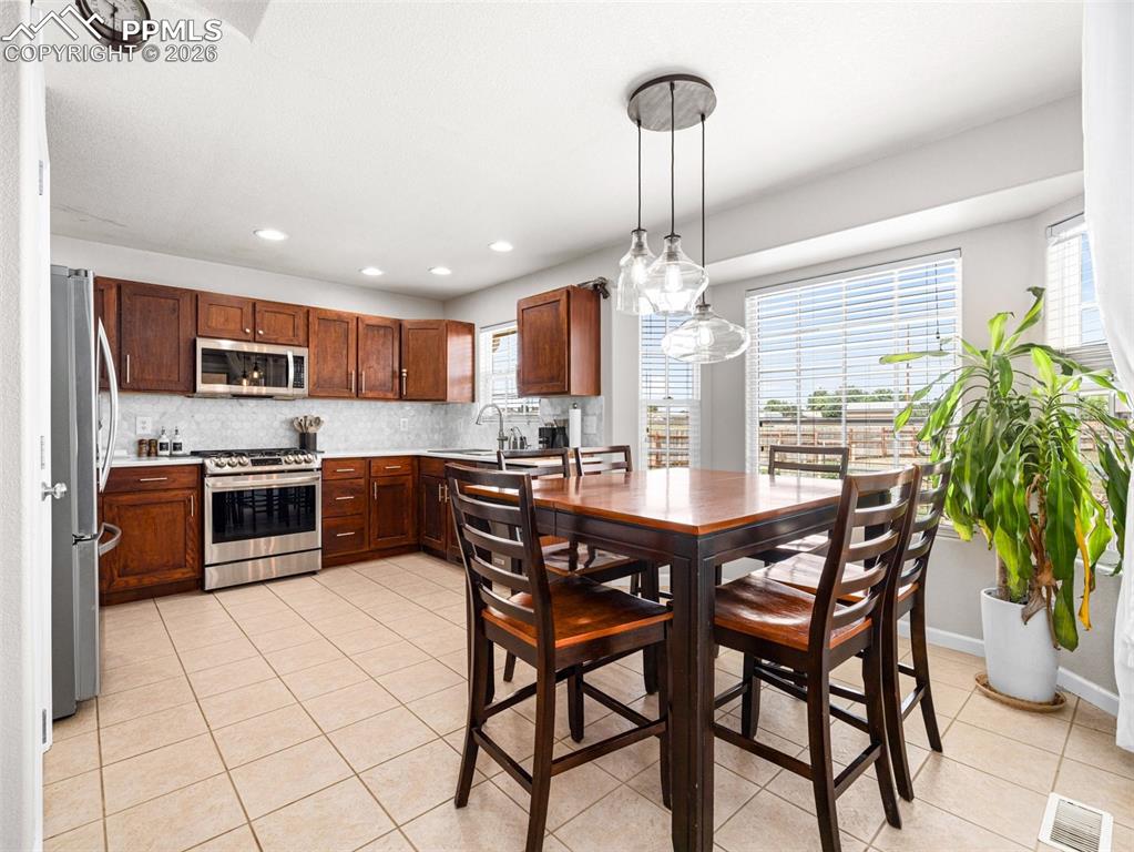 Image 6 of 34: Dining Area